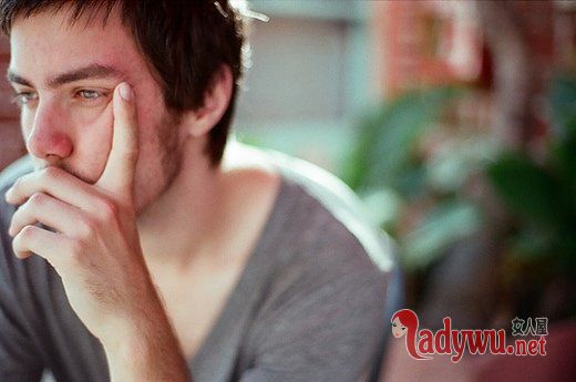 安安静静的男生图片_孤单的气氛 我却一直还在等_feizl.com