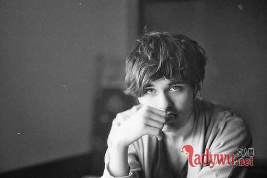 男人落寞孤单的图片_活着 以死的姿态