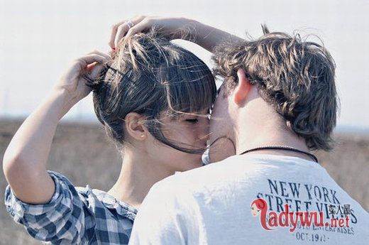 一男一女接吻图片_我不是什么英雄 只是爱你比较奋勇