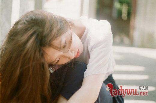 悲伤颓废的女生图片_我只能选择潇洒走掉