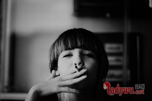 悲伤颓废的女生图片_我只能选择潇洒走掉