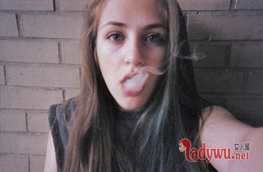 颓废女生图片_曾经呆立到夜深 在故事里自刎