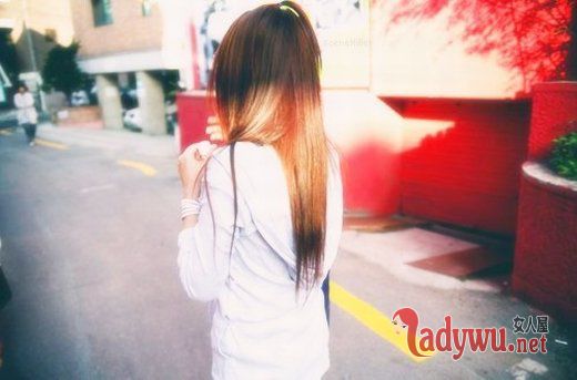 qq伤感图片女生背影_霓虹灯下残留的温柔
