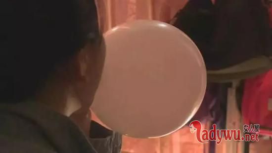 女子吸嗨气球发疯 与毒品无异也容易让人上瘾不宜吸食过多