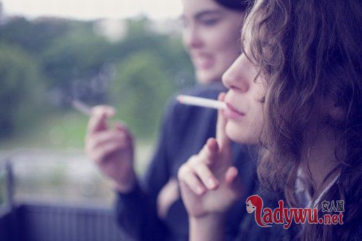 颓废女生图片_曾经呆立到夜深 在故事里自刎
