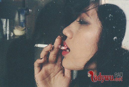 颓废女生图片_曾经呆立到夜深 在故事里自刎
