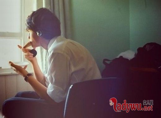 好看的图片男生忧伤_心若向阳 何畏悲伤