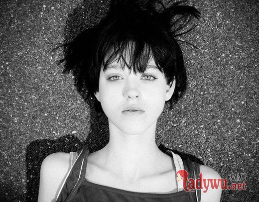 女生图片黑白色_把自己丢进暧昧里