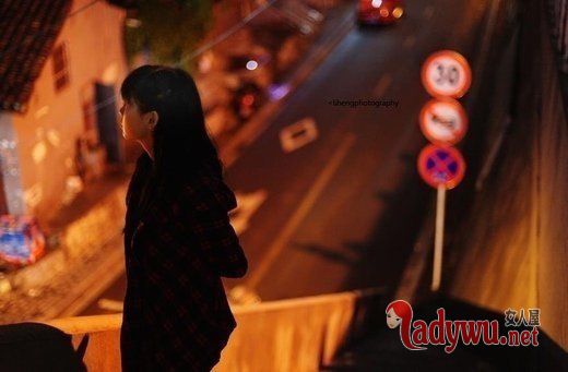 躲在角落默默细数痛苦_伤感图片
