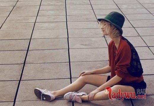 躲在角落默默细数痛苦_伤感图片