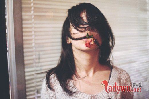 大概是我心里住了荒凉 所以不曾有人来访_伤感图片