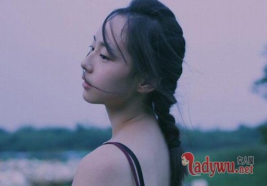 大概是我心里住了荒凉 所以不曾有人来访_伤感图片