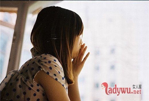 如果猜不透那就一个人过_伤感图片