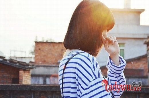 如果猜不透那就一个人过_伤感图片