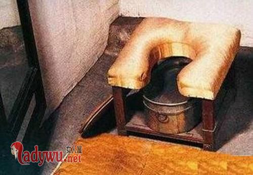 古代的皇帝怎么如厕？没有纸用什么？一个被屎淹死的皇帝