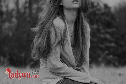 伤感女生黑白图片_你走近我生活没多久 却悄悄离开_feizl.com