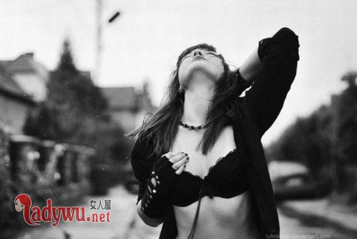 伤感女生黑白图片_你走近我生活没多久 却悄悄离开_feizl.com