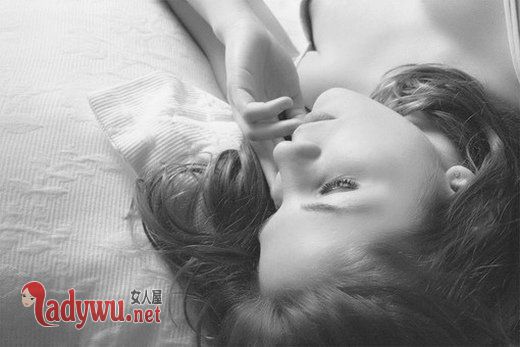 伤感女生黑白图片_你走近我生活没多久 却悄悄离开_feizl.com