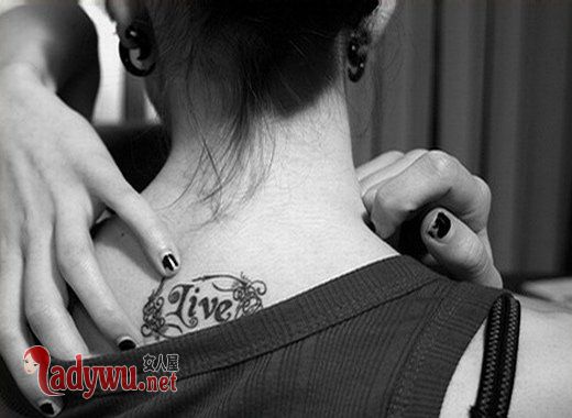 伤感女生黑白图片_你走近我生活没多久 却悄悄离开_feizl.com