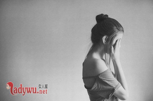 伤感女生黑白图片_你走近我生活没多久 却悄悄离开_feizl.com