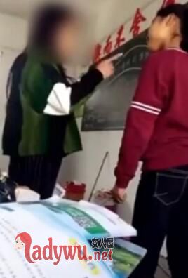 师生课堂口角升级:两人互扇耳光后扭打原因究竟是什么