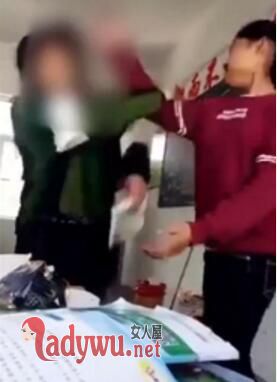 师生课堂口角升级:两人互扇耳光后扭打原因究竟是什么