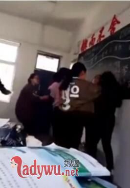 师生课堂口角升级:两人互扇耳光后扭打原因究竟是什么