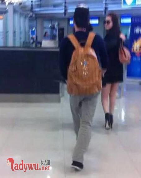 李易峰的现任女友曝光了？ 李易峰在节目里承认爱她到失眠