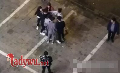 王乐乐打杨清柠视频截图 猛扇怀孕七个月的女友美瞳被打飞
