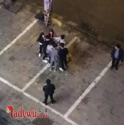 王乐乐打杨清柠视频截图 猛扇怀孕七个月的女友美瞳被打飞