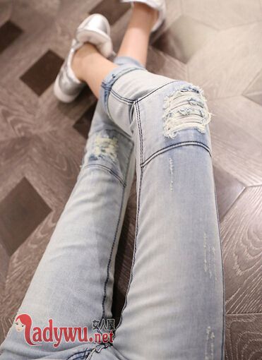 女生破洞牛仔裤