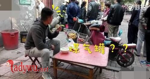 餐馆起火悠闲吃饭淡定哥迷之微笑火了 围观群众都被吓坏了反差太大