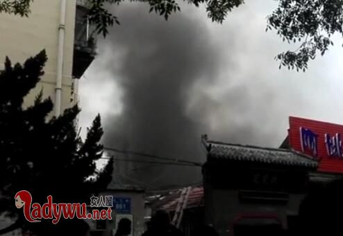 餐馆起火悠闲吃饭淡定哥迷之微笑火了 围观群众都被吓坏了反差太大