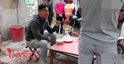 餐馆起火悠闲吃饭淡定哥迷之微笑火了 围观群众都被吓坏了反差太大