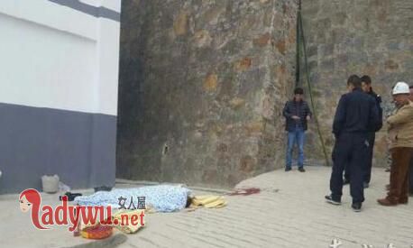 骑车避让学生摔亡 学生趴在他的身上痛哭“老师,醒醒呀”