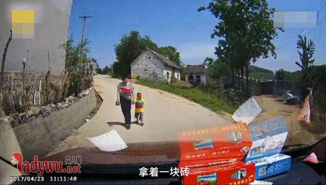 河南一女子在村口持砖掀上衣拦车要钱(组图)