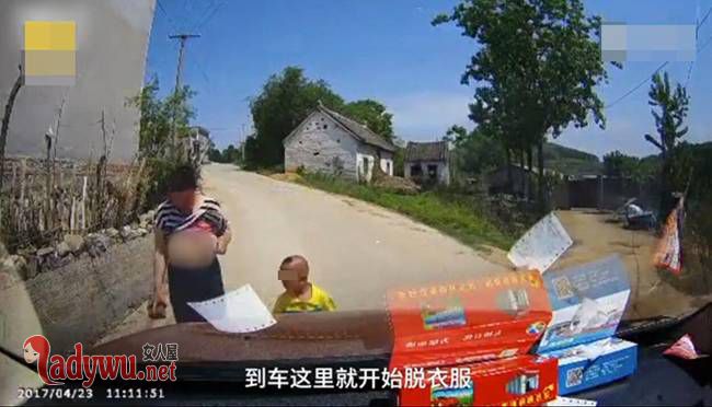 河南一女子在村口持砖掀上衣拦车要钱(组图)