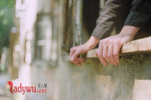 女人伤悲离爱情图片_因为终于有一个人可以替代你的位置