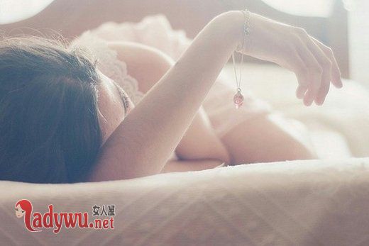 女人伤悲离爱情图片_因为终于有一个人可以替代你的位置