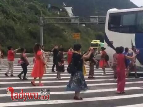 大妈高速跳广场舞