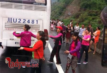 大妈高速跳广场舞