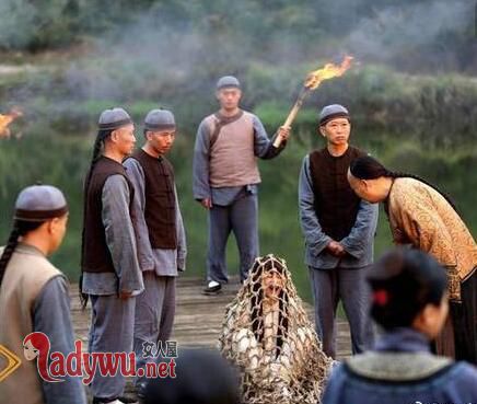 周莹被沉塘谁救了她