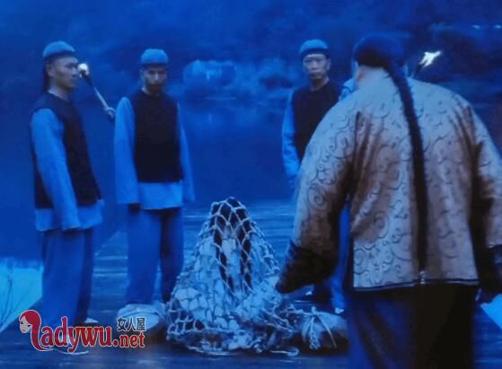 周莹被沉塘谁救了她
