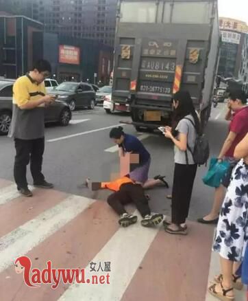 空姐跪地救男子