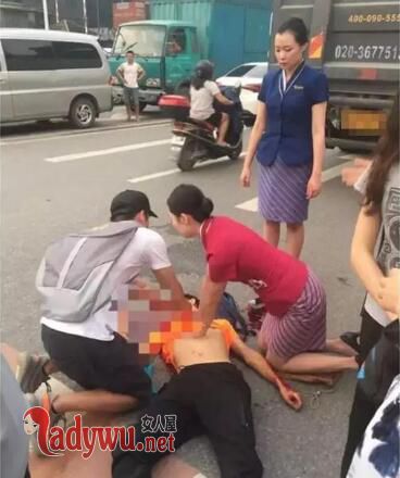 空姐跪地救男子