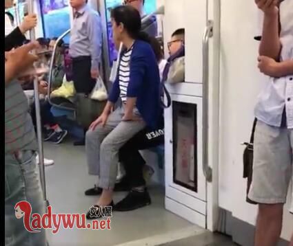不让座大妈坐腿上