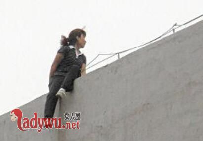 女子刺男友后跳楼