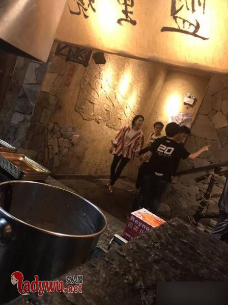 范冰冰李晨撸串两人恩爱遭催婚