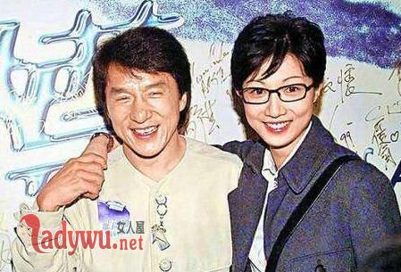 成龙的女儿为什么姓吴