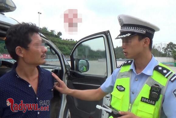 男子大闹收费站